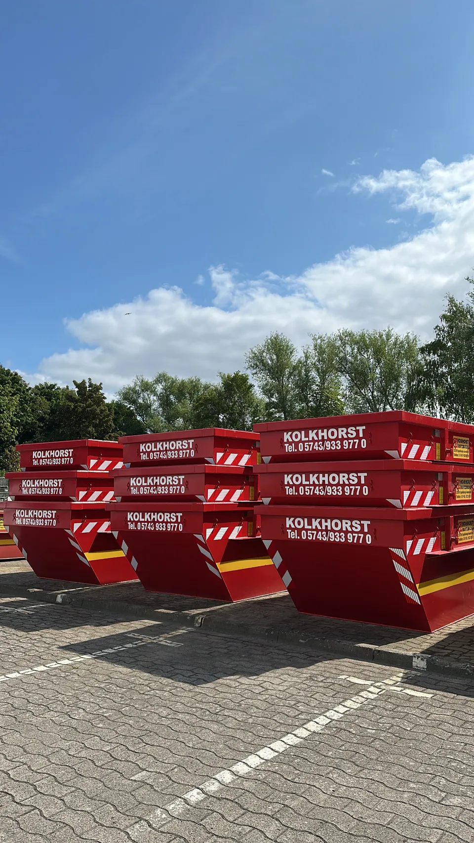 Rote Absetzmulden der Wilhelm Kolkhorst GmbH
