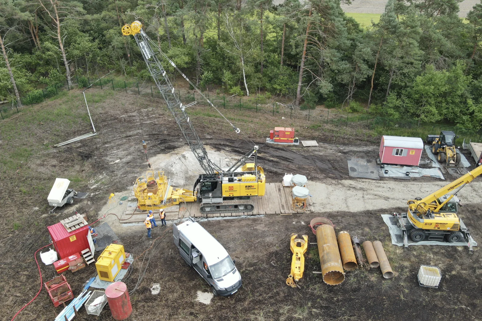 Baustelle mit Sennebogen-Seilbagger und weiteren Baumaschinen aus der Vogelperspektive